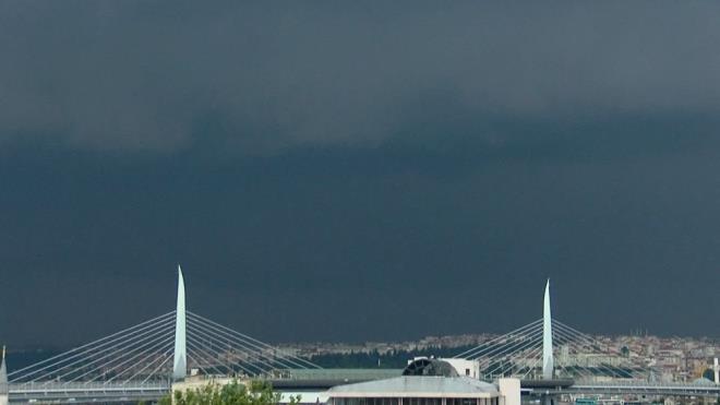 GNDZ GECE OLDU    Meteoroloji'den yaplan uyarlarn ardndan gkyzn kara bulutlar sard, le saatlerinden itibaren kuvvetli ya etkili oldu.