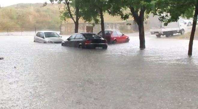 Aralar suda mahsur kalrken evleri de su bast.