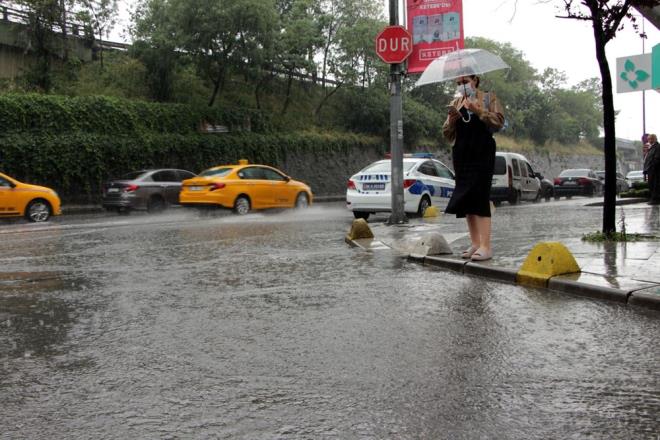 TRAFK YOUNLUU YZDE 76'YA IKTI  Ya nedeniyle baz yollar ve caddelerde su birikintileri olutu, trafikte seyir halindeki aralarn srcleri de ilerlemekte zorluk ekti.