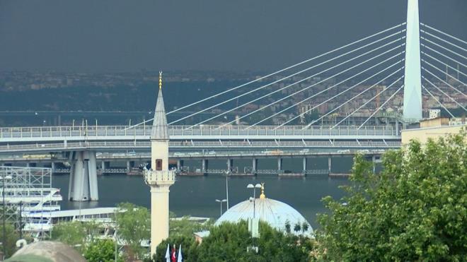 Yan iddetli olduu yerlerde baz ev ve i yerlerini su bast. Eypsultan'da yollarn bir ksm su altnda kald.