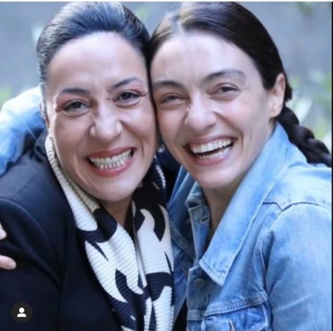 te yandan, dizinin barol Dr Manolya Hanm' canlandran Binnur Kaya, kiisel nstagram hesabndan oyuncu Merve Dizdar ile sette ekilen fotoraflarn paylat.