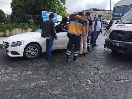 Motosikletle gelen 2 kii araca defalarca ate at. Tabancadan kan mermilerle Karademir'i bacandan yaralarken, saldrganlar olay yerinden kat.