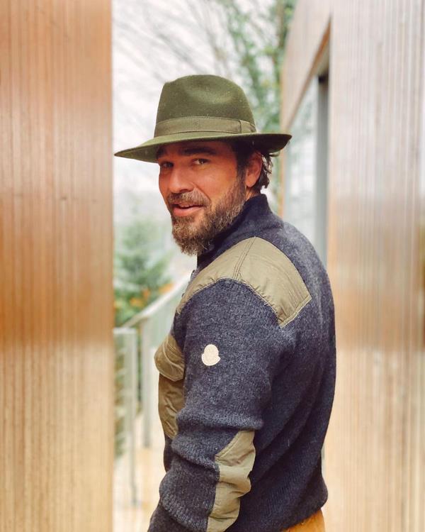 Yerel basndaki haberlere gre, Dzyatan, audri?nin kendisinin adn kullanarak yasa d fayda salad iddiasyla Pencap eyaleti polisine ikayette bulundu.