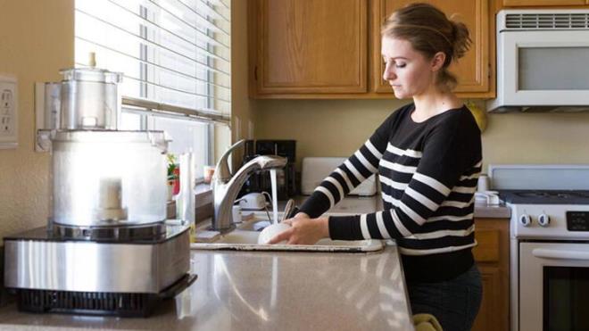 Besin kaynakl zehirlenmeler, kontemine olan (hastalk etkeni bulaan) gdalarn tketilmeleri sonucu ortaya kan bir tablo. Bu nedenle besinleri piirmede kullandnz mutfak gerelerini ve yzeylerini, yemei hazrlamadan nce deterjanla ok iyi ykayn.