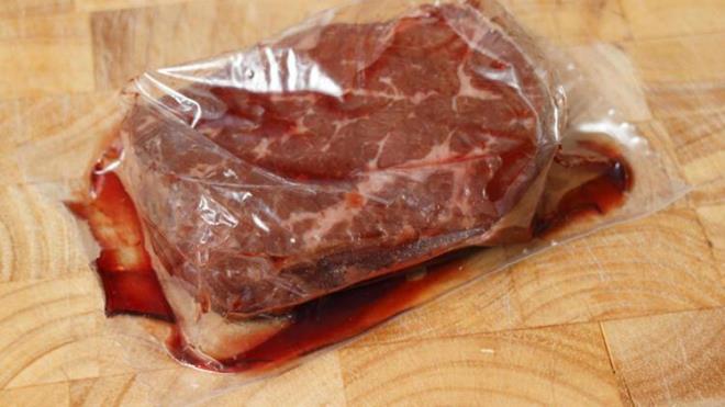 Eer acil znmesi gerekiyorsa mikrodalga frnnz varsa buz zdrme programyla zdrp ardndan hzlca piirin. Mikrodalga frnnz yoksa akan lk suyun iinde hzla zdrp yine bekletmeden piirin. Dikkat etmeniz gereken bir baka nemli nokta ise zlen etleri yeniden dondurmamak olmal.