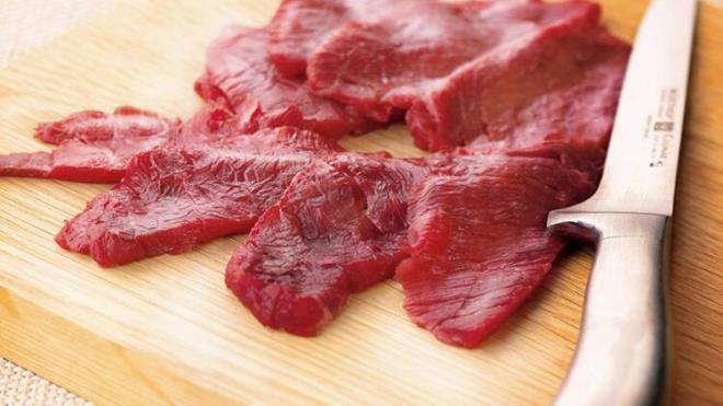 nk i olan bu tr etlerde kolayca reyen salmonellla, E.coli, staphylococcus aureus gibi bakteri ve virsler, sebze- meyveye bulatklarnda besin zehirlenmesi geliebiliyor. Ayrca eti kestiiniz tahta ile sebze doradnz tahta ayn olmasn.