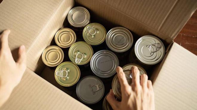 Konserve kutularnn ar darbeli, imi veya atlak olmamasna dikkat edin ve bu rnleri satn almayn. Evde yaptnz konservelerin de yapm esnasnda kesinlikle hava almamalar ok nemli. nk hava alm rnlerde zehirlenmemize sebep olan zararl mikroorganizmalar rerler.