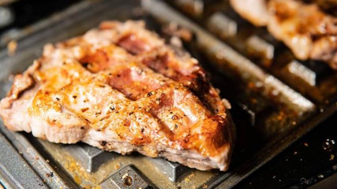 Salam, pastrma ve i kfte gibi i tketilen etler veya tercihen az pimi etler de bakterilerin bulamas asndan risk oluturuyorlar. rnein az pimi olan tavuk etinde salmonella, krmz ette de bir tr E.coli bakterisi reyebiliyor. Bu nedenle bakterilerin yok olmalar iin etlerin iyi pimi olmasna dikkat edin.