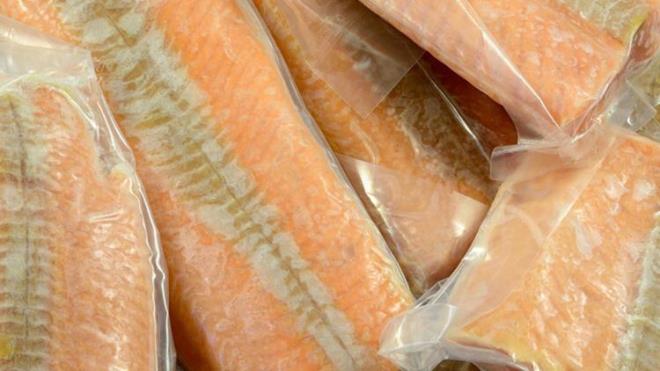 Bu nedenle buzluunuzdan karm olduunuz donuk etleri oda scaklnda kesinlikle zdrmeyin. Donuk etinizin, piirme ileminin bir gn ncesinde buzdolabnn iinde znmesini salayn.