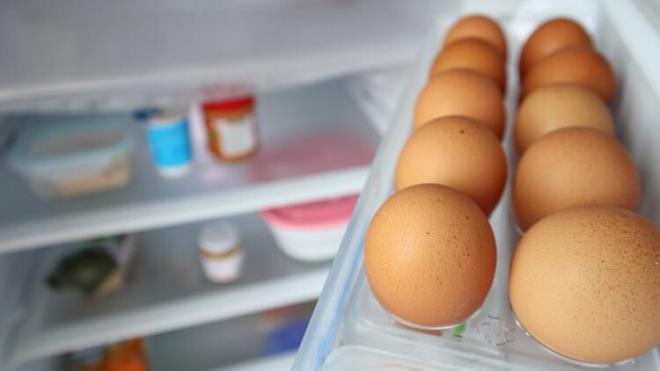 Yumurta uygun koullarda satn alnmaz ve saklanmazsa ok tehlikeli olabiliyor. Salmonella ve E. Coli gibi bakterilerin bulamamalar iin yumurtay satn alrken zerinde hayvan dks ve kir olmamasna dikkat edin. Yine ayn nedenle atlak yumurtalar almayn.