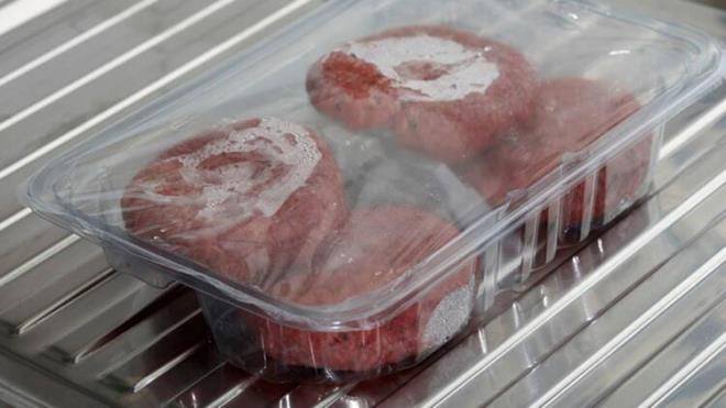 3-Oda scaklnda zdrmeyin<br>  Yksek scakla dayankl olmayan yiyecekleri (krmz et, kmes hayvanlar, balk, st, peynir?) ortalama 5 derecenin zerinde olan scaklklarda uzun sre bulundurmayn. Oda scakl ortalama 21-22 derece civarlarnda oluyor ve bu ortamdaki yiyecekler darda kaldklar sre ierisinde hzla zararl bakteriler retiyorlar.