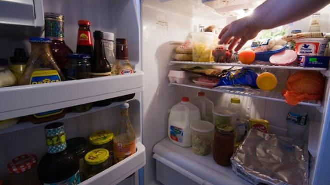 4-Buzdolabnz tka basa doldurmayn<br>  Buzdolabnzn dondurucu olmayan normal blmlerinde scaklk 5 derecenin stnde olmamal nk scaklk arttka zararl mikroorganizmalar oalp reyecektir. Ayrca yiyecekleri buzdolabndaki souk hava ieride rahat dolaabilecek ekilde yerletirmeli ve tka basa doldurmamalsnz.