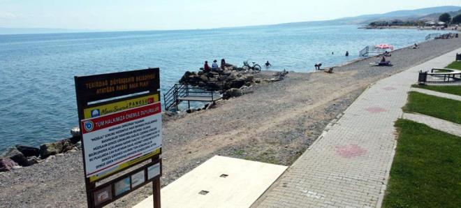 DENZE GRMEY SRDRYORLAR  Tekirda Bykehir Belediyesi'nin uyarsna ramen, halkn mavi bayrakl plajlarda denize girdii grld. arky'de yaayan Hatice Kyk, alnan nlemlerin nemli olduunu belirterek,  "Dn ve bugn girdik denize. Herhangi bir sknt yaamadk. Ama kirli geldiinde kyoruz tabii. Salya dn akam oktu. ay ierken bile korktum ve katm. Baya bir ktyd" dedi.