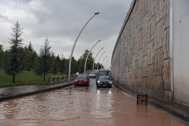 ankaya, Sincan, Etimesgut'ta alt geitler suyla doldu. Sanayi sitesindeki baz oto tamir atlyelerini su bast.