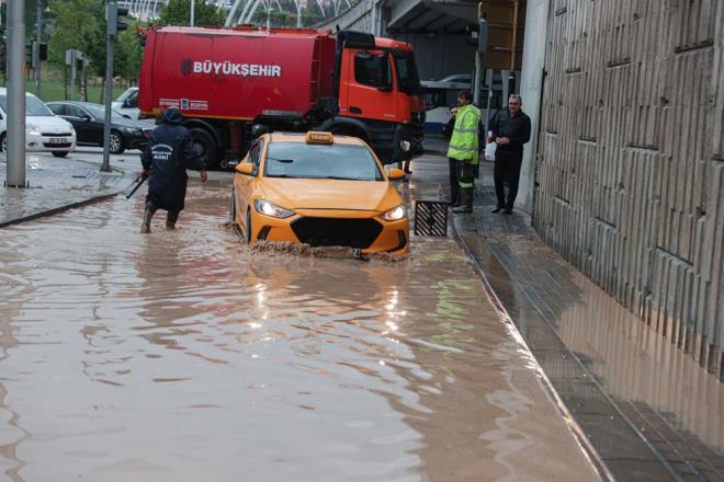 SRCLER ZOR ANLAR YAADI  Aralar suyla dolan yollarda glkle ilerledi. Baz aralar yolda kald.