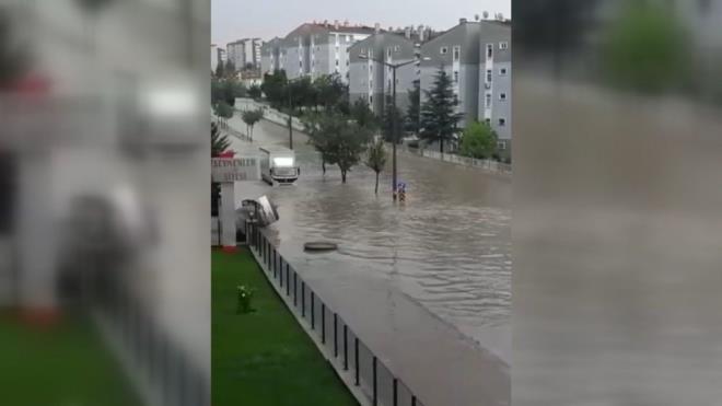BAZI CADDELER SUYLA DOLDU  Yamurla birlikte cadde ve sokaklarda su birikintileri olutu, vatandalar zor anlar yaad.