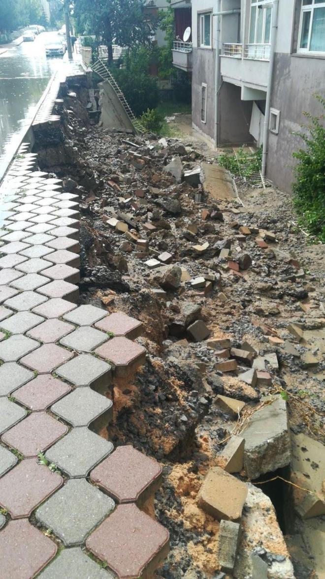 APARTMANIN STNAT DUVARI KT  Sincan ilesi Erturul Gazi Mahallesi'nde bir apartmann istinat duvarnn kmesi sonucu evler su altnda kald.