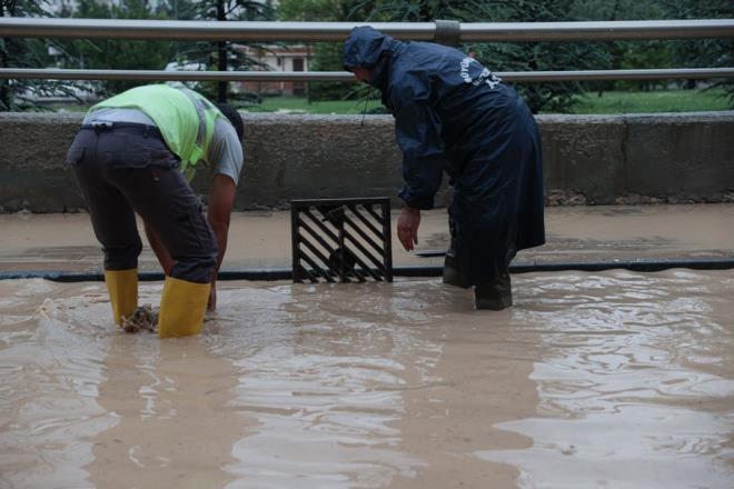 Belediye ekiplerinin su basan ilelerdeki tahliye almalarnn srd bildirildi.