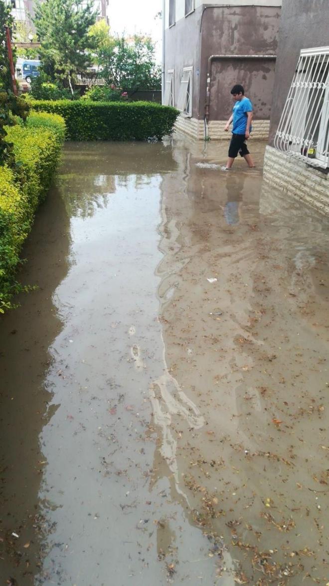 BAZI EVLER SU BASTI  Youn yan etkili olduu ankaya ve Sincan ilelerinde baz ev ve i yerlerini su bast.