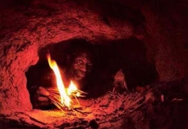 Afrika'daki yerlilerin dev pitonlar avlama teknikleri, belgesel ekiplerini bile oka soktu.