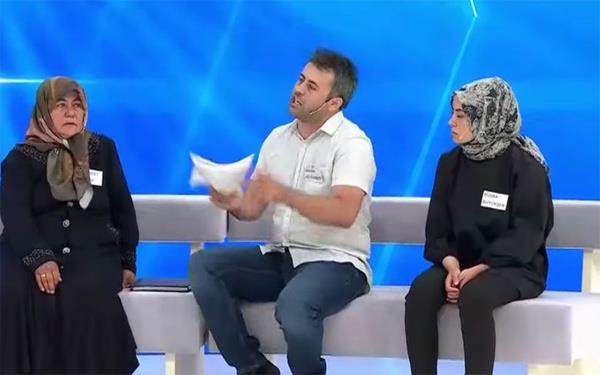 -Hepiniz annemin babamn cinayetini zeceksiniz. O kadar. Bunlar da adam gibi sorgulayacaksnz. Olay yerini siz batrdnz. Swapt uydu buydu, herkesi ieri koymusunuz. ayn kolasn alan olay yerine girmi. Benim anne babam niye kyller ceset torbasna koyuyor, niye 112 deil. Olay yerinde 5 telefon var Betl'n telefonunu niye almadnz. Kadn silmi mesajlarn.