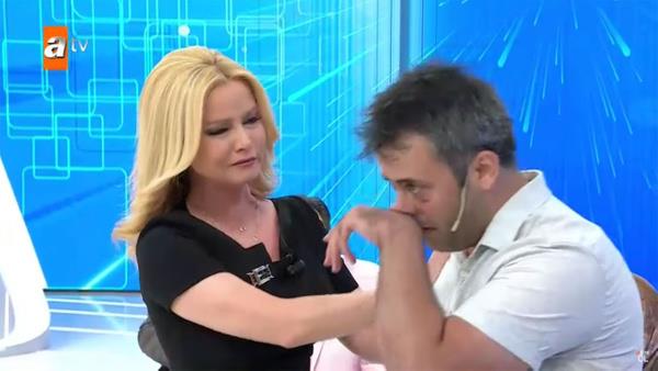 iftin doktor olan ocuklar Osman Byken, adli yollardan anne ve babasnn katilinin bulunmasnda yol alamaynca Mge Anl ile Tatl Sert programna kt. zerinden 3 yl geen cinayet sebebiyle erkek ve kz kardei ile yengesinden kukulanan Osman Byken, aresizlii ile bugn canl yaynda sinir krizi geirdi. Cumhurbakan Erdoan'dan zel ekip kurulmasn isteyen Doktor Osman Byken, 'phelilerin 2'si de kardeim ben ne yapaym' diyerek iinde bulunduu amaz dile getirdi.