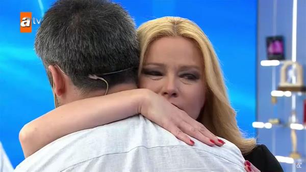 Vallahi yaamyorum artk<br>  -Demek ki insanlarn buraya kmas iin bir sebep var. Demek ki kendilerini dinlemeyen randevu vermeyen birileri var. Ben siyaseti olsaydm benim tm kaplarm alrd. Beni de bu sylediklerimden dolay atacaksanz atn. Vallahi yaamyorum ben.  Ben Konya brokrasisini ikayet ediyorum. Ne kadar sabredeceim. 10 yl getikten sonra m vereceksiniz dosyay emniyete. Ben birilerini ldrdkten sonra m aklnz banza gelecek. Gidin beni de ikayet edin, 'devlete laf etti' deyin. Adalet istiyorum ben.