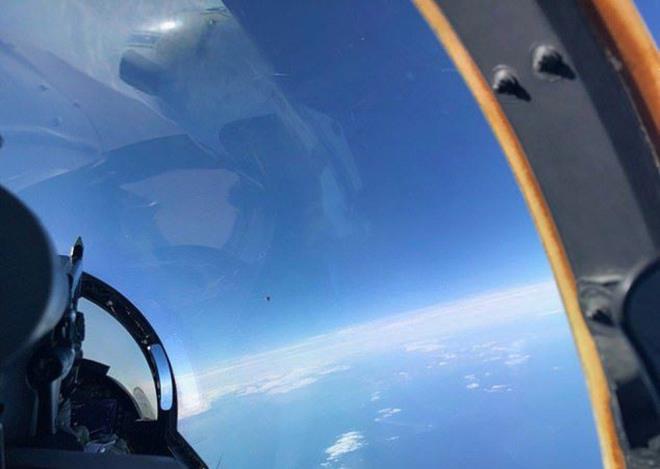 Dier taraftan, geen ABD Donanmas?nn iki eski pilotu Pasifik Okyanusu?nda hareketlerini yanstyormu gibi grnen bir nesne grdklerini ne srd.    Pilotlardan Alex Dietrich, "ok hzl ve dzensiz hareket ediyordu. Hangi yne dneceinii nasl manevra yaptn veya tahrik sistemini tahmin edemedik. Grnr bir duman izi veya iti gc yoktu? dedi.