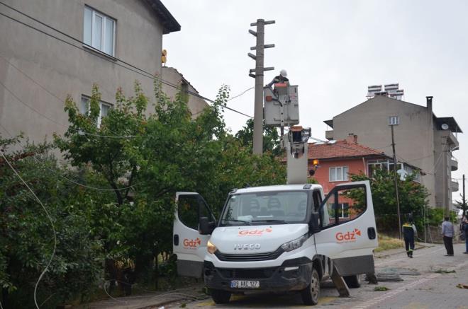 Aknclar Mahallesi'nde bir binann koparak caminin nne den at malzemeleri, 3 otomobile hasar verdi. Mahalledeki elektrik kablolar koptu.