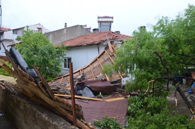 Demirci ilesinde, frtna nedeniyle Aknclar ve Fatih mahallelerinde iki apartmann ats utu.