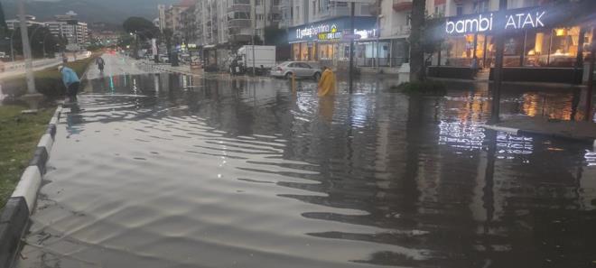 Demirci, Kula, Alaehir, Sargl, Akhisar ve Saruhanl ilelerinde akam saatlerinde balayan yamur, etkisini arttrarak kuvvetli saanak ve frtnaya dnt.