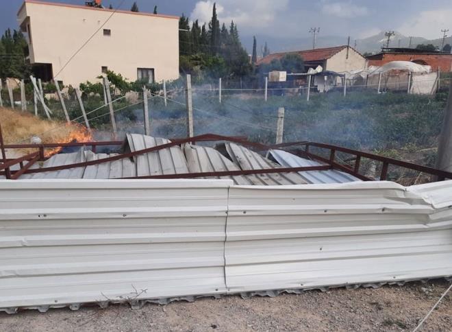 Saral Mahallesi'nde ise frtna sebebiyle elektrik direinin telleri koptu. Ekipler elektrii keserek kablolar onard.