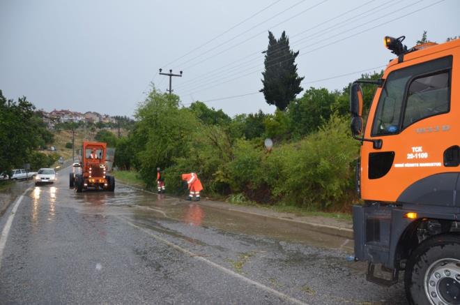 Manisa'da akam saatlerinde etkili olan kuvvetli ya ve frtna hayat olumsuz etkiledi.