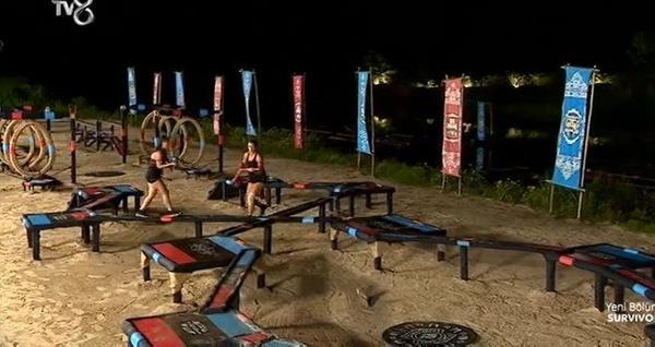 Krmz ve mavi takm yarmaclar son dl oyunun ardndan yar final iin parkura kt. Berkay'n adaya vedas ardndan final iin nefesler tutulduu Survivor reytinglerde zirve yarndan koptu.