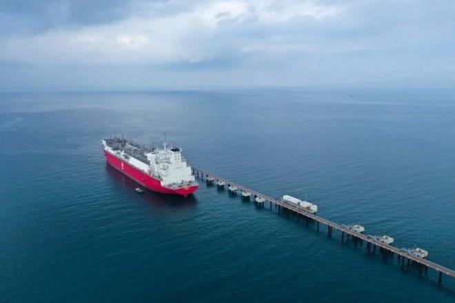 Erturul Gazi gemisi, gnlk 28 milyon metrekp gazlatrma kapasitesiyle Trkiye'de sisteme verilebilen gnlk doalgaz kapasitesinin yzde 8,2'sini karlayabilecek. Nisanda Hatay'a ulaan geminin toplam doalgaz depolama kapasitesi ise 108 milyon standart metrekp seviyesinde bulunuyor.