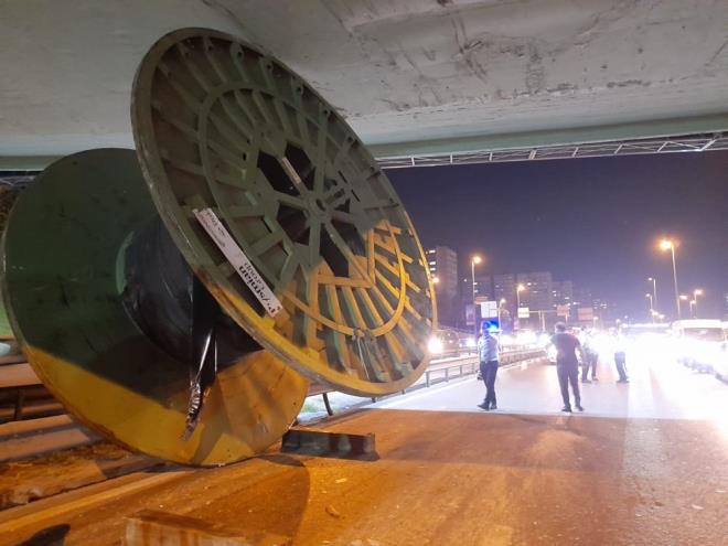 Olay yerine gelen polis ekipleri, herhangi bir kaza yaanmamas iin yolda nlem alarak, ara geilerini tek ynden salad.