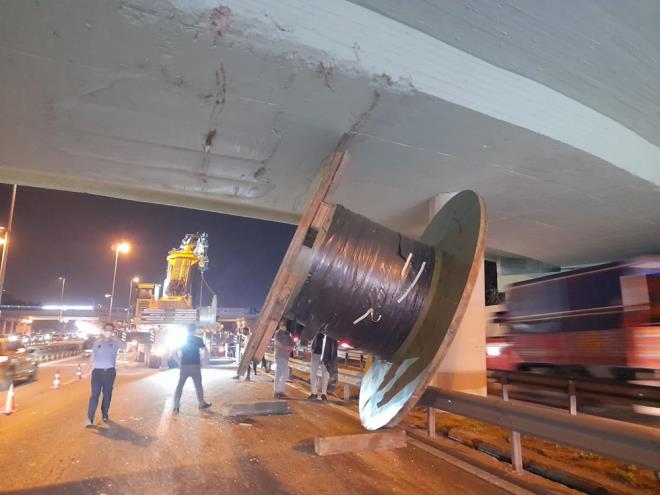 Olay yerine gelen bir firmaya ait vin, kpr altnda skan makaray yaklak 1 buuk saatlik alma sonucu kararak, tekrar TIR'a ykledi.