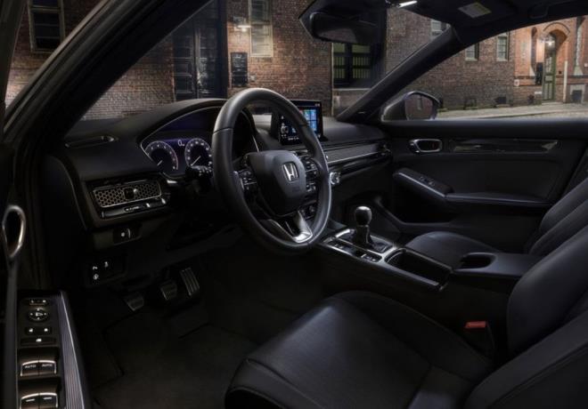 Ayrca sedan versiyonda manuel anzman seenei bulunmazken, Civic Hatchback versiyonunda 6 ileri manuel anzmana yer verilmi.     Arata balang paketinde 7.0 in'lik gsterge paneli ve 7 in'lik bilgi elence ekran yer alrken, st paketlerde 10.2 in'lik gsterge paneli ve 9 in'lik bilgi elence ekran alnabiliyor.