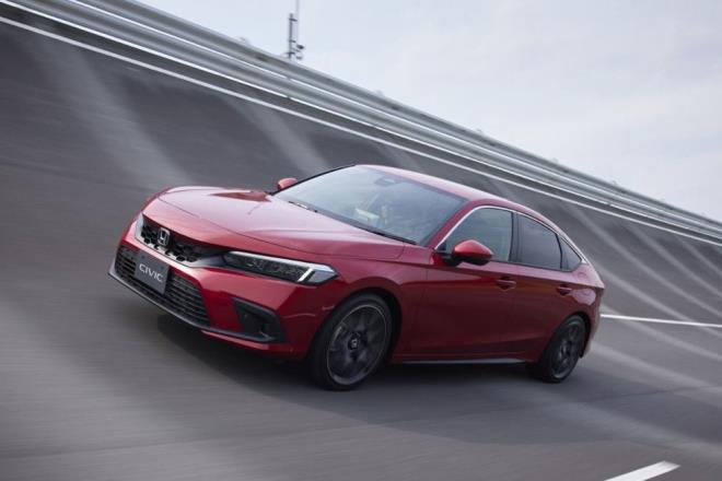 Sade bir tasarmla gelen Civic Hatchback, Avrupa'da sadece hibrit versiyonla satlacak.