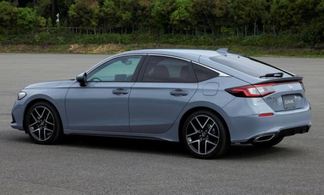 Civic Hatchback'te stop lambalar ortadan bir stop bar ile birletirilerek bagaj kapa boyunca uzanyor.