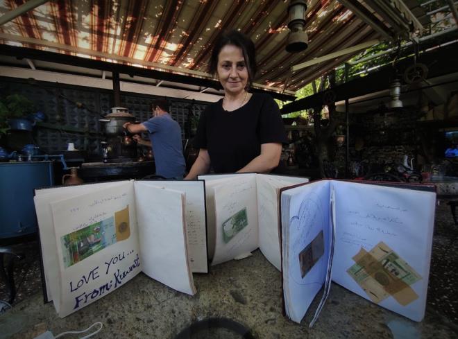 Ailenin evinde misafir kalan Arap turistler, evdeki hatra defterine burada grdkleri misafirperverlikten duyduklar memnuniyeti yazyor.    Ayrca yazdklar notun yanna da hediye olarak lkelerinin para biriminden yaptryorlar. Aile, bu zamana kadar 56 tane defteri dolduran turistlerin yazd notlar ve para birimlerini hatra olarak saklyor.