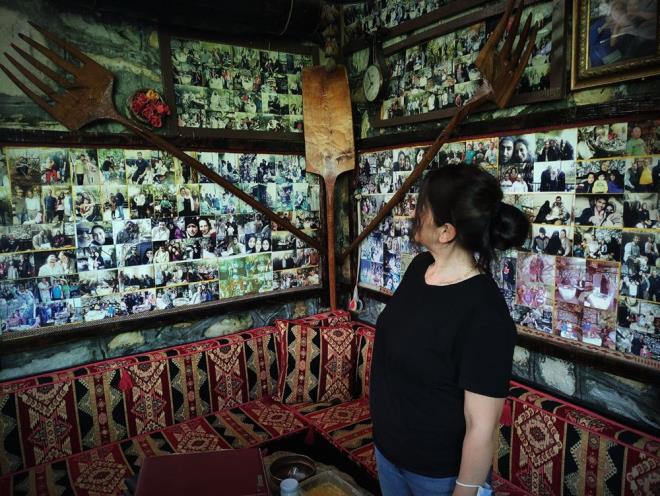 Evin bir kesini Arap turistlerin evlerinde ektii fotoraflarla donatan aile, kylerini ve lkemizi tantmak iin alp herkesin takdirini kazanyor.