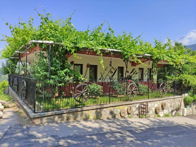 Bursa?da yaayan bir aile, doal gzellii ve elalesi bulunan kye ziyarete gelen binlerce turisti antika eyalarla adeta mzeye evirdikleri evlerinde misafir edip, hibir cret talep etmiyor.    zellikle turistler Kse ailesinin evlerinde gemie yolculuk yapyor. Her gelen turist fotoraf ektirdikleri Kse ailesine gzel mesajlar brakrken, bugne kadar 56 tane an defteri biriktirildi.