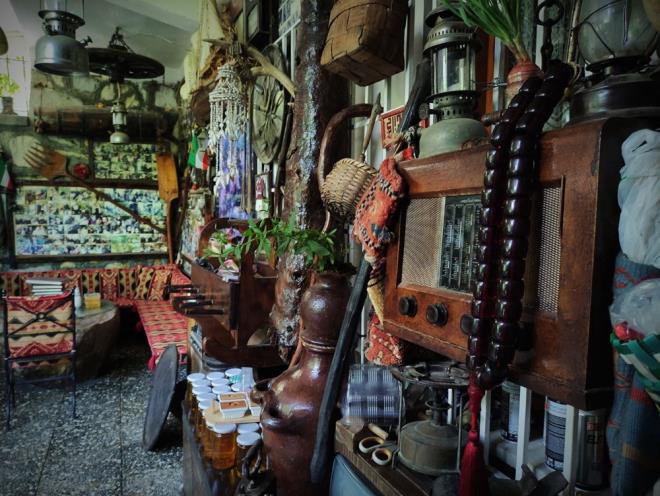 Atalarndan kalan ve evrelerinden topladklar eyalarla evlerini antika dkkanna evirdiklerini ifade eden Sevgi Kse, "Saitabat kynde yayoruz. Buras atadan kalan evimiz. Bizim bu evimize ilk Araplar 15 yl nce babamn yanna gelmi. Babam turistlere bal ikram etmi. Bu turistler her yl ziyarete gelmeye devam etmiler. Bizim evimize her yl Arap turist gelmeye balad. Biz burada onlar arlayp meyve ve ay ikramnda bulunuyoruz" dedi.