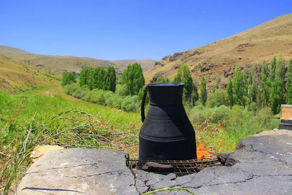 ?ener en?e zendi, ky satp ehre yerlemeye karar verdi?  <br>  ener en?in 1985 ylnda barolnde oynad Zrt Aa filminde ki aann ky satp ehre yerlemesini hatrlayarak ky satmaya karar veren iman?n arazisi beklediinden daha fazla ilgi grd. lk balarda 3-4 milyon lira aras gelen teklifler u sralar 7 ila 8 milyon liraya kadar ykseldi.