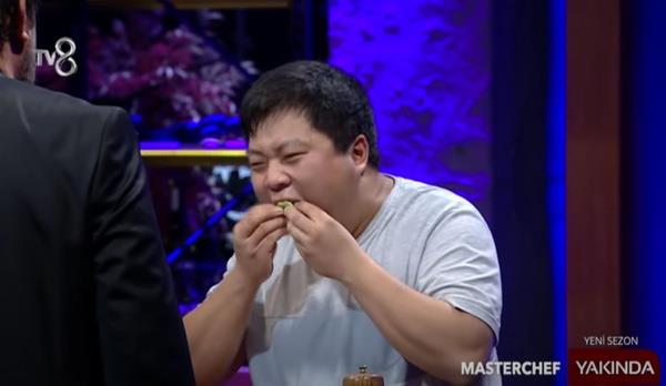 Fragmanda zellikle gsterilen grntlerde, Koreli adayn Trke konuuyor olmas dikkat ekiyor. Aday, elindeki yemei bir hamlede azna sokmasyla dikkat ekerken, sert tavrlaryla her sezon yarmaclarn en ekindii MasterChef jri yesi olarak hafzalara kaznan ef Mehmet Yalnkaya'dan byk bir aferin koparyor.