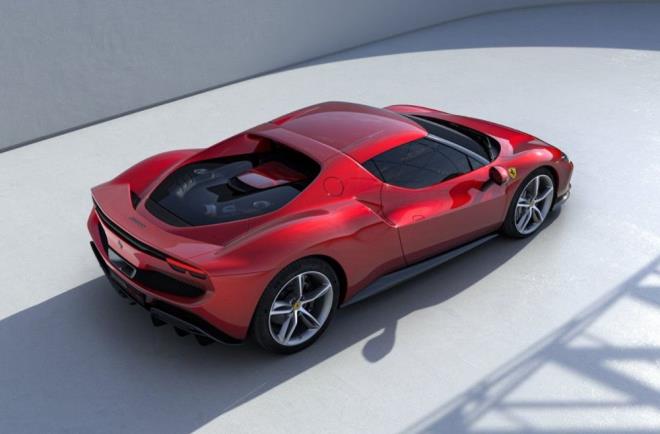 Arataki benzinli motor tek bana 654 beygir g retirken, elektrik motoruyla birlikte bu g 830 beygir ve 740 Nm'ye kyor.