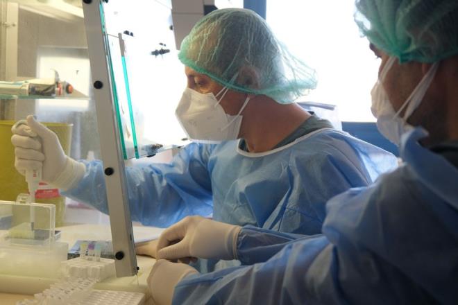 kinci adan sonraki 28. gn 3 aylk sre iinde yaknlar Covid-19 tans alm 151 salk alanndan 18'i (yzde 12) Covid-19 hastaln geirdi. kinci adan  ay sonra salk alanlarnn yzde 95.2'sinde antikor dzeyleri d gsterdi.    alma raporunda, "ki doz ay izleyen nc ay sonunda salk alanlarnn yzde 77'sinde SARS-CoV-2 antikorlar (1.0) tespit edilmitir (Daha nce kamuoyu ile paylald gibi, 2. adan 28 gn sonra bu oran yzde 97 idi). Yani adan sonraki 3. ayda, alma grubunun yzde 23' ya hasta olmu ya da bu kiilerin antikoru  negatiflemitir" denildi.