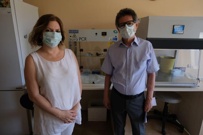 Eser, almaya dahil olan 151 salk alannn yaknlarnda da vaka grldne dikkat ekerek, "Yaknlar hastalanan bu 151 salk alannn sadece 18?i hastala yakalanm. Dolaysyla bu orannda yzde 12 olduunu dnyoruz. Demek ki biz ok yakn temasta olsak da riskli temasta bulunsak da a bizi yzde 88 orannda koruyor" diye konutu.