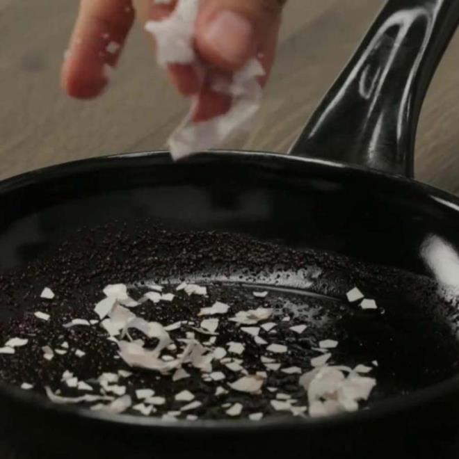 Yumurta kabuunu ufak ufak paralar olacak ekilde krn.